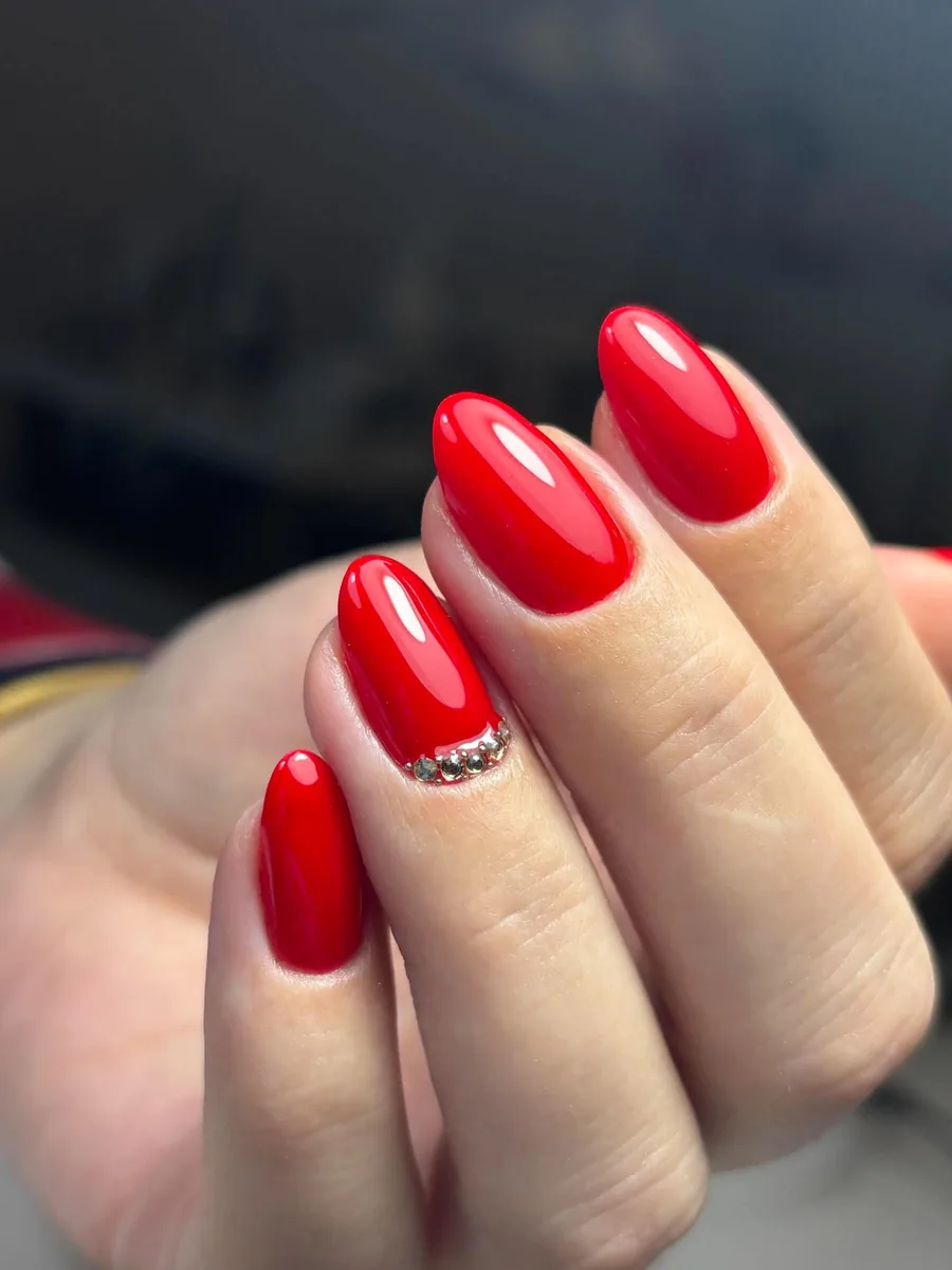 Manicure hybrydowy czerwony — migdałki z cyrkoniami, MaeStria Lublin